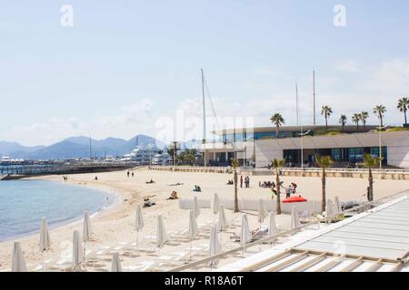 CANNES, Francia - APRILE24 2017: spiaggia di fronte al Palais du Festival di Cannes, Francia Foto Stock