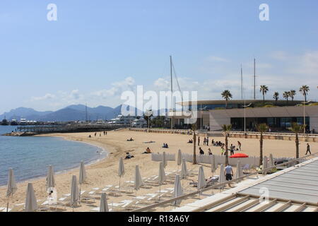 CANNES, Francia - APRILE24 2017: spiaggia di fronte al Palais du Festival di Cannes, Francia Foto Stock