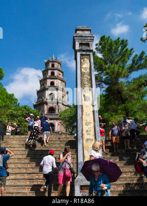 I turisti che visitano la destinazione turistica popolare Thien Mu Pagoda Pagoda della Signora Celeste Phuoc Duyen tower Hue città ex capitale reale Vietnam Foto Stock