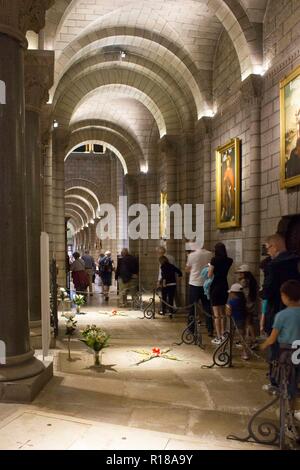 MONTE CARLO, Monaco - 25 Aprile 2017: Gli interni della chiesa di San Nicola a Montecarlo Foto Stock