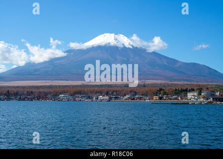 Il monte Fuji e il Lago Yamanaka in Yamanashi, Giappone Foto Stock