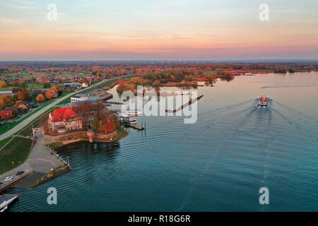 Amburgo Zollenspieker an der Elbe. Luftaufnahme Fähranleger, Fähre, Hotel Foto Stock