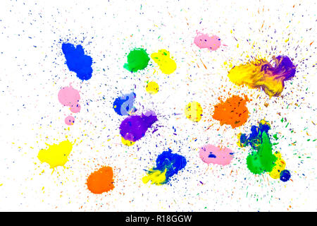 Acquerello multicolore blot sono stati isolati su sfondo bianco. Schizzi di un variopinto acquerello gocce di vernice su uno sfondo bianco. Foto Stock