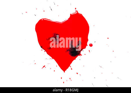 Il simbolo del cuore di dipinti con vernice rossa con gocce di nero e schizzi di metallo fuso e sguazzare isolati su sfondo bianco Foto Stock