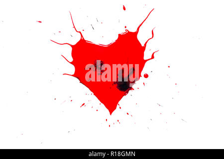 Il simbolo del cuore di dipinti con vernice rossa con corna e gocce di nero e schizzi di metallo fuso e sguazzare isolati su sfondo bianco Foto Stock