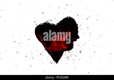 Cuore nero con gocce di colore rosso e nero gocce di vernice spray sguazzare isolati su sfondo bianco. Foto Stock