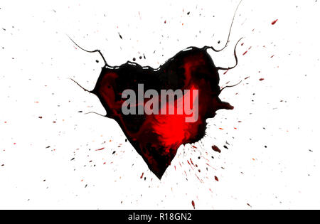 Cuore nero con le corna con gocce di rosso e macchie e vernice nera intorno a spruzzo isolati su sfondo bianco. Foto Stock