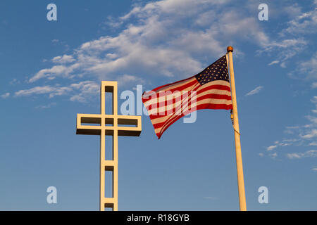 La Mt Soledad National Veterans Memorial e la bandiera americana, La Jolla, CA, Stati Uniti Foto Stock