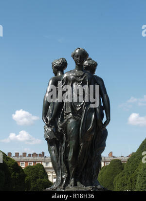 Tre Grazie statua vicino la lunga acqua a Hampton Court Palace, East Molesey, Surrey Foto Stock