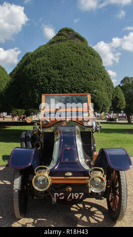 1910 tipo Renailt da 20-30 hp Roi de Belges al Concours di eleganza 2018, Hampton Court Palace, East Molesey, Surrey Foto Stock