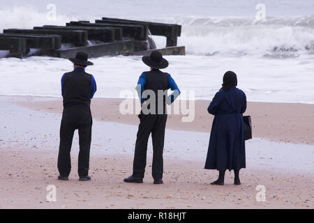 Famiglia Amish in visita a Ocean City, Maryland e trampolieri nell'acqua. Foto Stock