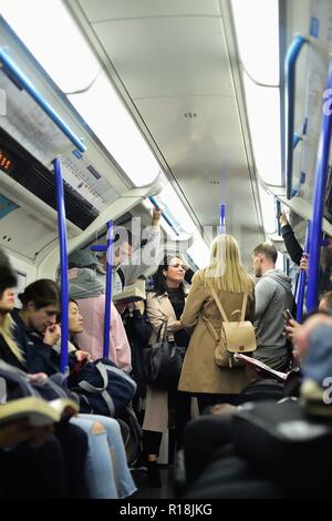 Londra, Inghilterra, Regno Unito. Cavalieri su un treno della Victoria Line sulla metropolitana di Londra (o metropolitana). Foto Stock