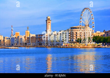 Bari, regione della Puglia, Italia: grande ruota panoramica sul lungomare di Bari Foto Stock