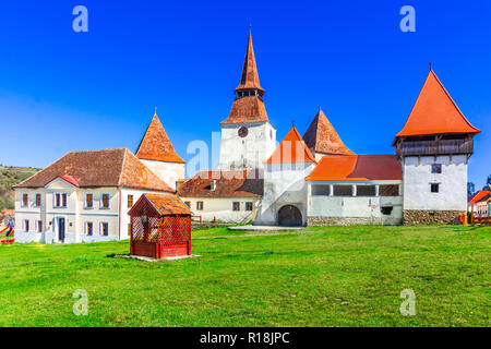 Archita, Romania - medievale chiesa fortificata nel villaggio sassone Transilvania, in una bella giornata di autunno Foto Stock