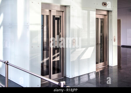 Moderne porte a vetro di ascensore in un moderno edificio commerciale Foto Stock