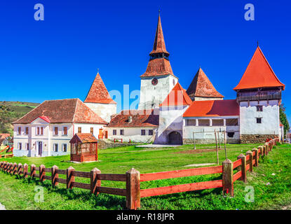 Archita, Romania - medievale chiesa fortificata nel villaggio sassone Transilvania, in una bella giornata di autunno Foto Stock