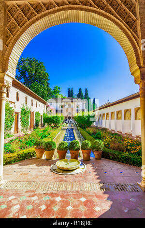 Granada, Andalusia, Spagna: Cortile dell'Alhambra, uno di Granada landmark Foto Stock