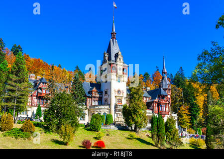 Il Castello di Peles, Sinaia, Contea di Prahova, Romania: il famoso castello rinascimentale in colori autunnali, alla base delle montagne dei Carpazi, Europa Foto Stock