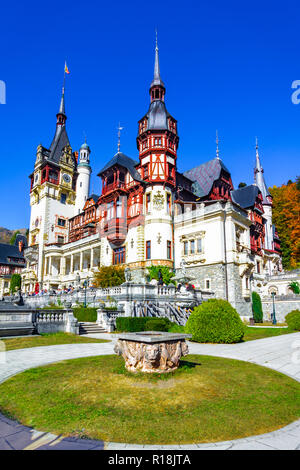 Il Castello di Peles, Sinaia, Contea di Prahova, Romania: il famoso castello rinascimentale in colori autunnali, alla base delle montagne dei Carpazi, Europa Foto Stock