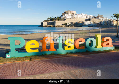 Una bella vista del lato sud del castello di Peniscola preso dal famoso lungomare e dotato del nuovo complesso turistico accaparramento del nome della città. Foto Stock