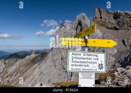 Passamani Panoramaweg Passamani o Sentiero escursionistico, Karwendelbahn, Mittenwald, Karwendelgebirge o montagne Karwendel, Alpi, Baviera, Germania Foto Stock