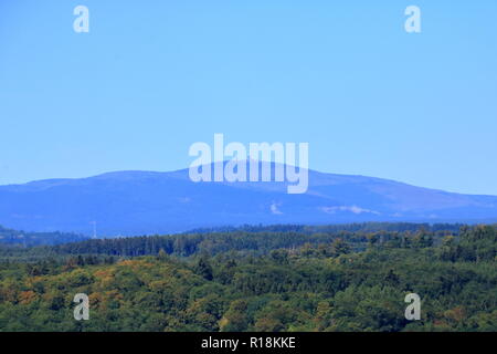 Vista sul paesaggio di montagna Harz e con la più alta vetta Brocken in Germania Foto Stock