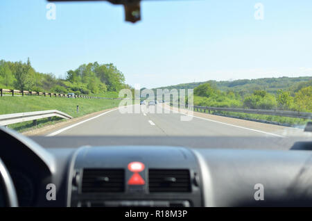 La guida su una strada che passa attraverso la splendida campagna in primavera Foto Stock