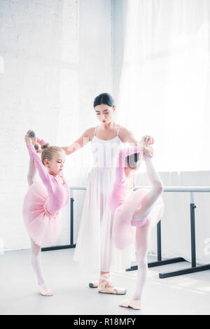 Giovani ballet teacher training poco ballerine nella scuola di danza Foto Stock