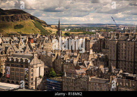 Vista della Città Vecchia Edimburgo con il vulcano estinto Arthur' Seat dietro. Scozia Foto Stock