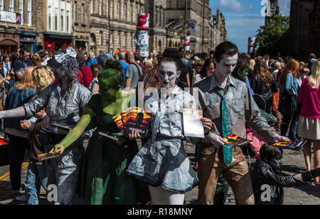 Gli attori di promuovere le loro Edinburgh Fringe Festival show sul Royal Mile di Edimburgo, Scozia Foto Stock