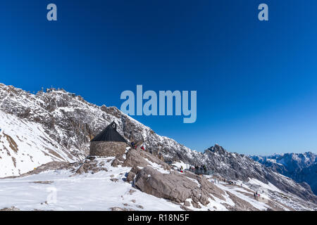 Zugspitze, Zugspitzeplat, il picco più alto, cappella, Garmisch-Partenkirchen, Gebirge Wetterstein o montagne del Wetterstein, alpi, Baviera, Germania Foto Stock