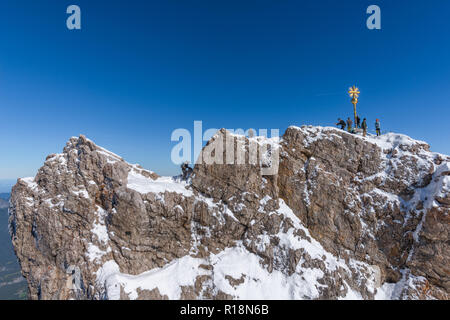 Vertice di croce, Zugsptize, il picco più alto, Garmisch-Partenkirchen, Gebirge Wetterstein o montagne del Wetterstein, alpi, Baviera, Germania, Europa Foto Stock