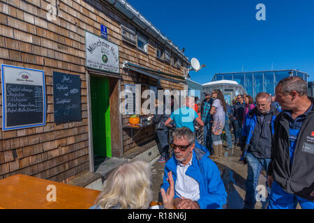 Münchener Haus, Zugsptize, il picco più alto, Garmisch-Partenkirchen, Gebirge Wetterstein o montagne del Wetterstein, alpi, Baviera, Germania, Europa Foto Stock