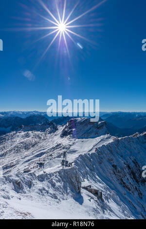 Parte austriaca del Zugsptize, Ehrwald, Reutte, Gebirge Wetterstein o montagne del Wetterstein, Alpi,Tirolo, Austria, Europa Foto Stock