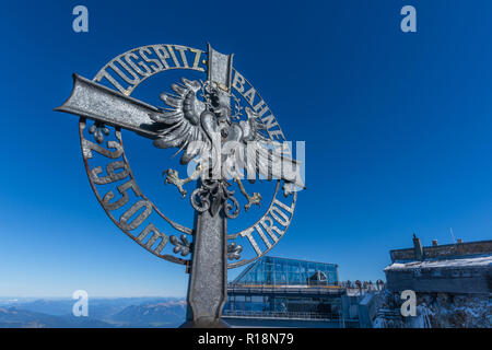 Parte austriaca del Zugsptize, Ehrwald, Reutte, Gebirge Wetterstein o montagne del Wetterstein, Alpi,Tirolo, Austria, Europa Foto Stock