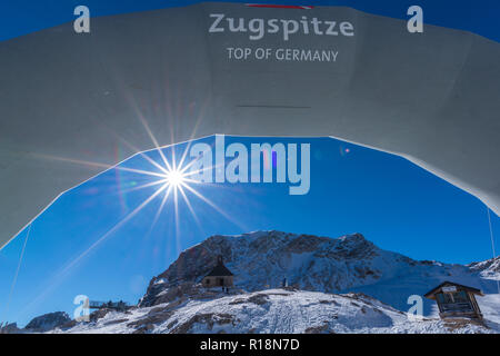 Zugspitzeplat, Zugspitze, il picco più alto, Garmisch-Partenkirchen, Gebirge Wetterstein o montagne del Wetterstein, alpi, Baviera, Germania, Foto Stock