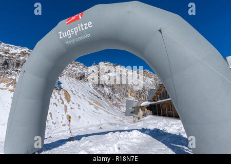 Zugspitzeplat, Zugspitze, il picco più alto, Garmisch-Partenkirchen, Gebirge Wetterstein o montagne del Wetterstein, alpi, Baviera, Germania, Foto Stock