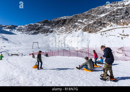 Zugspitzeplat, Zugspitze, scorrimento a 2600m, Garmisch-Partenkirchen, Gebirge Wetterstein o montagne del Wetterstein, alpi, Baviera, Germania, Foto Stock