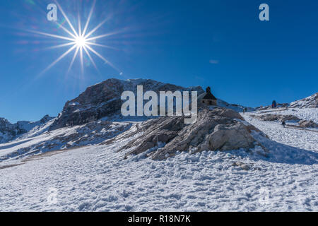 Zugspitzeplat, Zugspitze, il picco più alto, Garmisch-Partenkirchen, Gebirge Wetterstein o montagne del Wetterstein, alpi, Baviera, Germania, Foto Stock