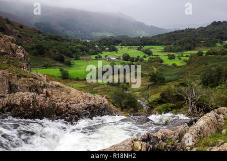 Acqua in Easedale Beck versando sopra il bordo del latte inacidito, Gill, Grasmere Cumbria, Regno Unito Foto Stock