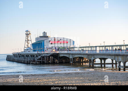 Bournemouth Dorset UK - 19 Ottobre 2018: Bournemouth Pier mostrando un annuncio per natale mostra Foto Stock