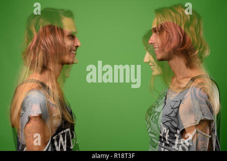 Studio shot di giovani ribelli l uomo e la donna insieme contro il g Foto Stock