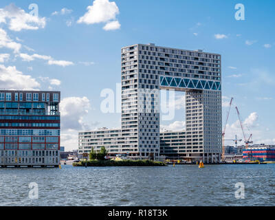 Moderno edificio di appartamenti Pontsteiger in Houthaven sulla sponda sud del fiume IJ, Amsterdam, Paesi Bassi Foto Stock