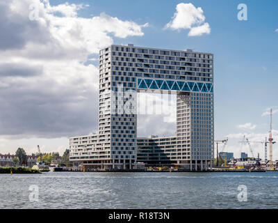 Moderno edificio di appartamenti Pontsteiger in Houthaven sulla sponda sud del fiume IJ, Amsterdam, Paesi Bassi Foto Stock