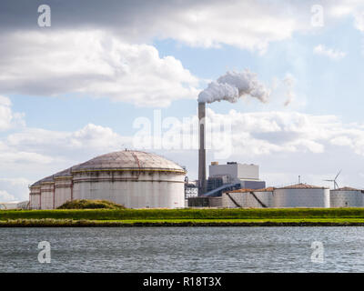 Serbatoi dell'olio e il tubo di scarico della stazione di potenza Hemweg in Westpoort, porto di Amsterdam, North Sea Canal, Paesi Bassi Foto Stock