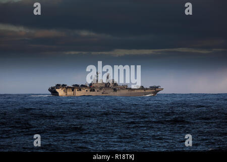 USS Iwo Jima carrier di assalto del Navy US con inclinazione rotore V22 Osprey US Marine Corps aeromobile imbarcato Foto Stock