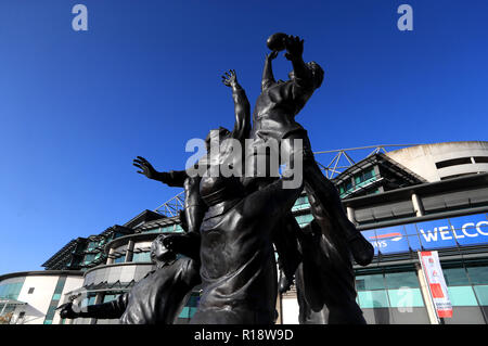 Vista generale dello stadio con il bronzo rugby line-out statua davanti alla Quilter partita internazionale a Twickenham Stadium, Londra Foto Stock