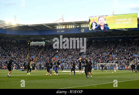 Omaggi a coloro che hanno perso la loro vita in Leicester City elicottero crach compresi Leicester City Presidente Vichai Srivaddhanaprabha sugli schermi come Leicester City giocatori riscaldarsi davanti al Premier League match al King Power Stadium, Leicester. Foto Stock