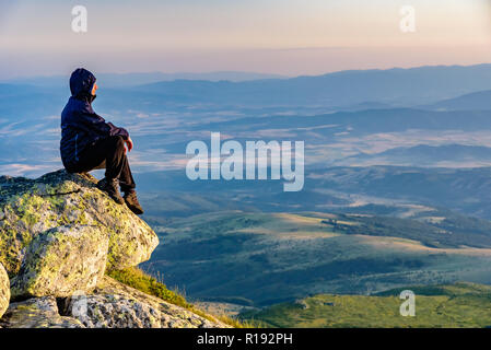 Bella estate nelle montagne dei Balcani - Bulgaria - paesaggi mozzafiato, sole, vegetazione lussureggiante - perfetta ubicazione escursioni Foto Stock