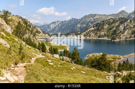 Il sentiero lungo il lago di Colomers in Aiguestortes Parco Nazionale, Pirenei catalani Foto Stock